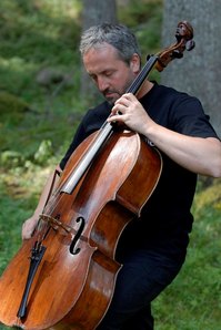 Il violoncellista Mario Brunello alla distilleria