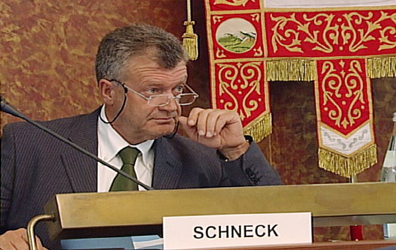 Problema rifiuti: il Presidente Schneck firma un’o Problema rifiuti: il Presidente Schneck firma un’o