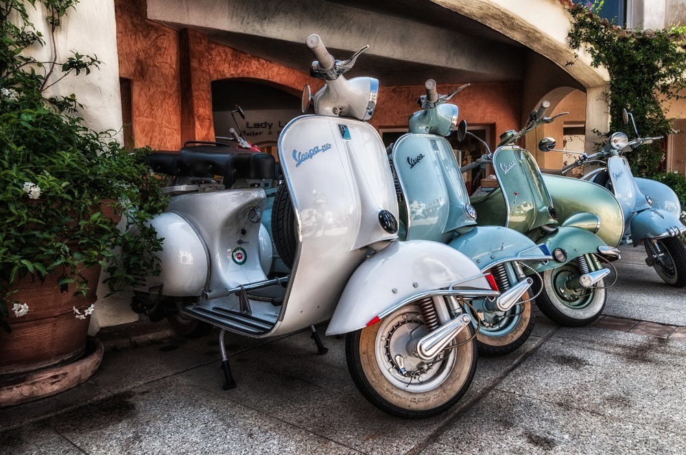 Vespa 50: storia, mito e culto di uno scooter che