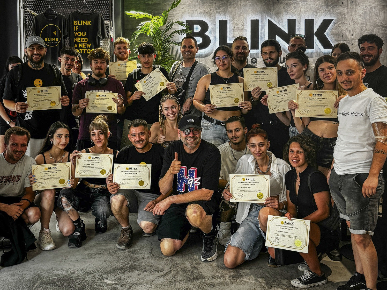 Artista cieco da un occhio trasforma BLINK Tattoo